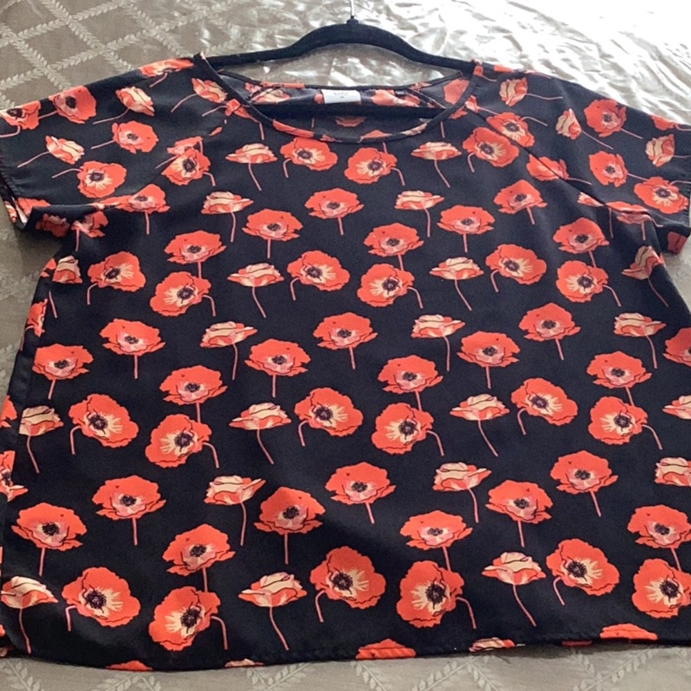 Like New CAbi Flanders Poppy Split Back Top Size Medium